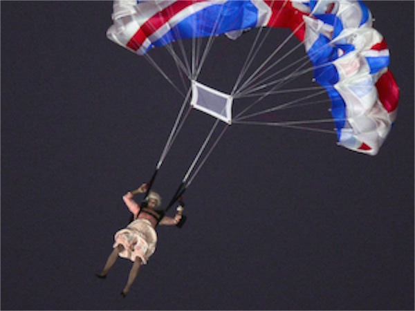 queen-elizabeth-parachuting-with-james-bond