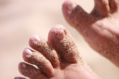 sand-between-toes_woman-feet__392810